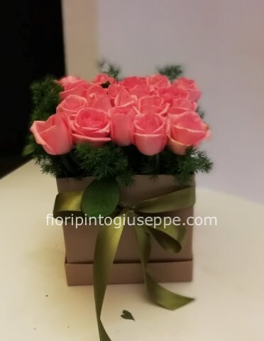 scatola piccola di rose rosa dm15x15