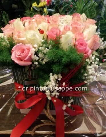 composizione scatolo e rose miste