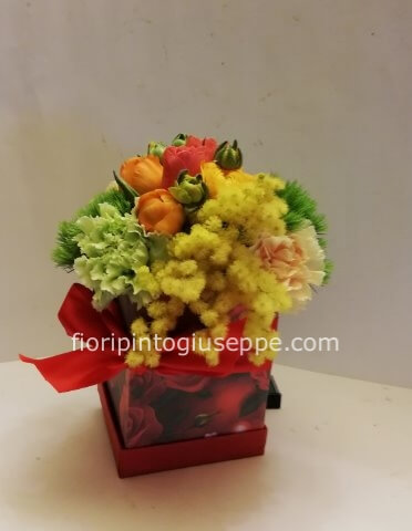 scatolo di fiori e mimosa
